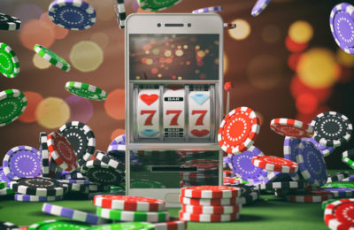 How do online slots implement progressive jackpots?