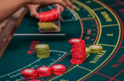 How do online baccarat tournament formats determine winners?