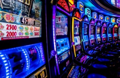 Why do locked wilds persist through online slot respins?