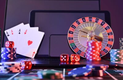 How do bonus structures differentiate online slot offerings?