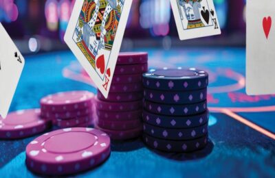 What determines online slot symbol priority in evaluations?